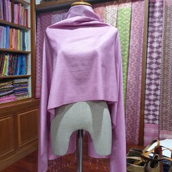 ผ้าคลุมไหล่ผ้าไหม ไหมแท้ สีพื้น ทอยอกดอก ลูกแก้ว ขนาด 60x200ซม. สีชมพู รหัส ZYB-NY100566092