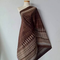 ซิ่น ผ้าไหมมัดหมี่ 3ตะกอ ขนาด 1x2เมตร ลายเชิงล่าง พื้นสีน้ำตาล รหัส R2Q-119-0910683