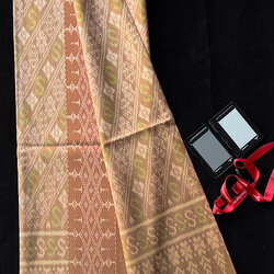 ซิ่น ผ้าไหมมัดหมี่ ทอยกดอก สีธรรมชาติ ขนาด 1x2 เมตร ลายสิริราชพัสตราภรณ์ สีน้ำตาลเทา รหัส PCS-NY-1122682