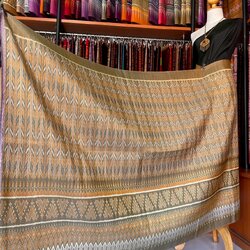 ซิ่น ผ้าไหมมัดหมี่ ทอยกดอกลูกแก้ว ขนาด 1x2เมตร ลายโฮลประยุกต์ พื้นสีเหลืองอมเขียว รหัส L9A-MD-09066834