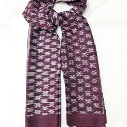 ผ้าคลุมไหล่ผ้าไหม มัดหมี่ ไหมแท้ มีชายครุย ขนาด 50x180ซม. สีแดงเลือดหมู รหัส L4B-ST-162