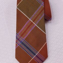 เนคไทผ้าไหม ลายพื้นเมือง ลายโสร่ง ขนาดกว้าง 3.5นิ้ว สีน้ำตาลแดง ND-ST-ND-089