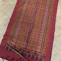 ผ้าคลุมไหล่ ผ้าไหมทอยกดอก ขนาด 60x200ซม.ลายมัดหมี่ มีหน้านางชายครุย พื้นสีแดง รหัส L5A-AA-04176716534