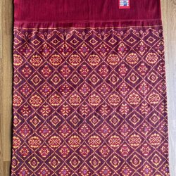 ซิ่น ผ้าซิ่นพระตะบอง สีธรรมชาติ ผ้าจาม 3ตะกอ ขนาด 110x160ซม. พื้นสีแดง รหัส N9-SIL-T54