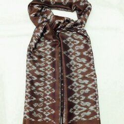 ผ้าคลุมไหล่ผ้าไหม มัดหมี่ ไหมแท้ มีชายครุย ขนาด 50x180ซม. สีน้ำตาล รหัส L4B-ST-293