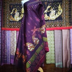 ซิ่น ผ้าไหม ลูกแก้วมัดหมี่ ไหมแท้ ขนาด 1x2เมตร ลายนกยูง พื้นสีเม็ดมะขาม รหัส M2A-NY0106661