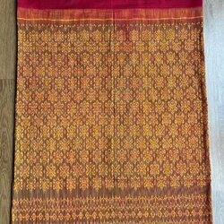 ซิ่น พระตะบอง ไหมบ้านสาวมือ ย้อมสีธรรมชาติ ขนาด 115x160ซม สีเเดง รหัส N9-SIL-F26