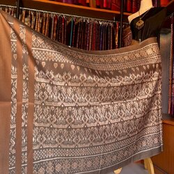 ซิ่น ผ้าไหมมัดหมี่ ทอยกดอกลูกแก้ว มีปูม ขนาด 1x2เมตร ลายเรือสุพรรณหงส์ พื้นสีน้ำตาล รหัส L9A-MD-0906689