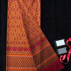 ซิ่น ผ้าไหมมัดหมี่ 3ตะกอ ทอควบเส้น ขนาด 1x2 เมตร ลายขอประยุกต์ พื้นสีแดง รหัส PCS-NY-11226825