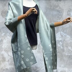 ผ้าคลุมไหล่ไหม ยกดอก มัดย้อม ไล่เฉดสี ขนาด 65x200ซม. สีเขียวไข่กา รหัส ZYE-TT1206681