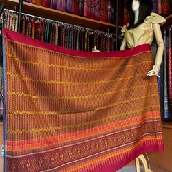 ซิ่น ผ้าไหมมัดหมี่ ทอยกดอกลูกแก้ว ขนาด 1x2เมตร ลายโฮล พื้นสีแดง รหัส L9A-MD-0906682