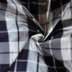 ผ้าไหมโสร่ง ไหมแท้ สีขาวสลับดำ ขายตามความยาวเมตร รหัส R1B-76-P4071