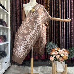 ผ้าพันคอไหม ผ้าไหมทอยกดอก 5ตะกอ ขนาด 35x190ซม.ลายช้าง มีหน้านางชายครุย พื้นสีน้ำตาลกะปิ L4E-PS-042467173716