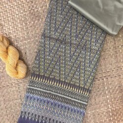 (ผ้าชุด)ผ้าไหมมัดหมี่ยกดอก 6ตะกอ สีธรรมชาติ (ผ้าลาย 2เมตร+สีพื้น 2เมตร) เฉดสีเขียวเทา รหัส L8A-AA-05296711003