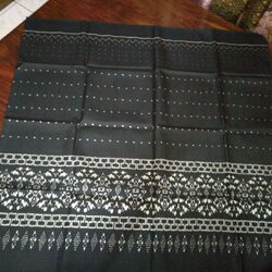 ซิ่น ผ้าไหม มัดหมี่ 3ตะกอ ไหมแท้ เนื้อไหมบ้าน ขนาด 1x2เมตร พื้นสีดำ รหัส R2Q-NY10096517