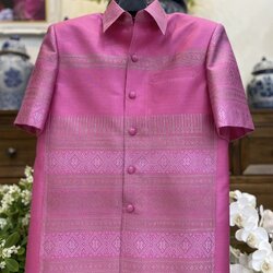 เสื้อสูทไหมแพรวา แขนสั้น พื้นสีชมพูเข้ม เลือกไซส์ รหัส DR-BM092966110015