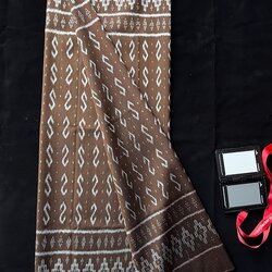 ซิ่น ผ้าไหมมัดหมี่ 3ตะกอ ขนาด 1x2 เมตร ลายขอพระราชทาน สีน้ำตาล รหัส PCS-NY-11226819