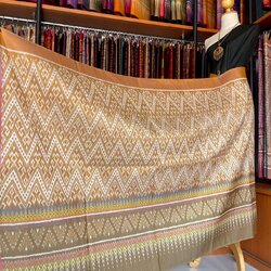 ซิ่น ผ้าไหมมัดหมี่ ทอยกดอกลูกแก้ว ขนาด 1x2เมตร พื้นสีส้มทอง รหัส L9A-MD-09066850