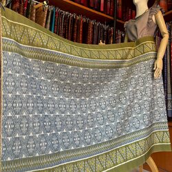 ซิ่น ผ้าไหมมัดหมี่ ทอยกดอกลูกแก้ว ขนาด 1x2เมตร พื้นสีเทาเชิงเขียว รหัส L9A-MD-0906685