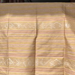 ผันพันคอไหมมัดหมี่ ไหมแท้ทอมือ 3ตะกอ สีธรรมชาติ ขนาด 102x140ซม. ลายรวมอัตลักษณ์ลายพระราชทาน สีน้ำตาลเบจ