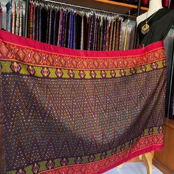 ซิ่น ผ้าไหมมัดหมี่ ทอยกดอกลูกแก้ว ขนาด 1x2เมตร ลายร้อยดาว พื้นสีม่วงเชิงแดง รหัส L9A-MD-09066810