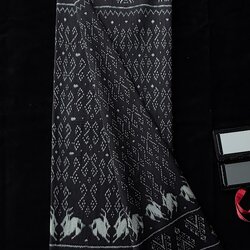 ซิ่น ผ้าไหมมัดหมี่ 3ตะกอ ขนาด 1x2 เมตร ลายขอพระราชทาน สีดำ รหัส PCS-NY-11226821
