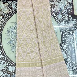 ซิ่น ผ้าไหมมัดหมี่ทอยกดอก 6ตะกอ ยกดอกลูกแก้ว สีธรรมชาติ ขนาด1x2เมตร ลายแหวนเพชร พื้นสีเขียวทอง ชมพูนู๊ด รหัส L1-ST-0617681654