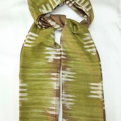 ผ้าคลุมไหล่ผ้าไหม ไหมแท้ ทอลายมัดหมี่ เนื้อเนียนนุ่มเนื้อหยาบนุ่ม ขนาด 67x180 สีเขียวน้ำตาลครีม รหัส ZM-ST-075