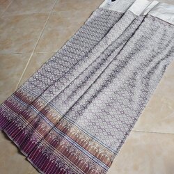 ซิ่นขิดไหม ต่อหัว ต่อเชิง ย้อมสีธรรมชาติ ติดตรานกยูง ขนาด1x2เมตร ลายดาวล้อมเดือน สีม่วง รหัส R4F-73-0519683