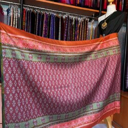 ซิ่น ผ้าไหมมัดหมี่ ทอยกดอกลูกแก้ว ขนาด 1x2เมตร พื้นสีแดงเชิงส้ม รหัส L9A-MD-09066812