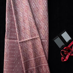 ซิ่น ผ้าไหมมัดหมี่ ทอยกดอก สีธรรมชาติ ขนาด 1x2 เมตร ลายสิริราชพัสตราภรณ์ สีชมพู รหัส PCS-NY-1122681