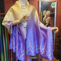 พรีออเดอร์ 3-7วัน ผ้าคลุมไหล่ไหม ยกดอก มัดย้อม ไล่เฉดสี ขนาด 65x200ซม. สีเหลืองทอง สีม่วง รหัส ZYE-TT09306620413