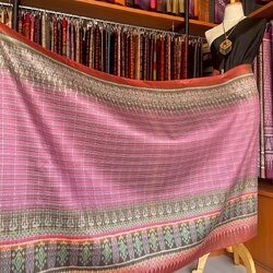 ซิ่น ผ้าไหมมัดหมี่ ทอยกดอกลูกแก้ว ขนาด 1x2เมตร พื้นสีชมพูเชิงส้ม รหัส L9A-MD-09066843