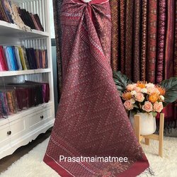 ซิ่น ผ้าไหมมัดหมี่ 5ตะกอ ขนาด 1x2เมตร ลายร้อยดาว มีหน้านางชายครุย พื้นสีแดง รหัส L9A-PS-05076866