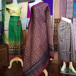 ซิ่น ผ้าไหมมัดหมี่ 3ตะกอ ขนาด 1x2เมตร พื้นสีแดง รหัส R2Q-NY-03206708291