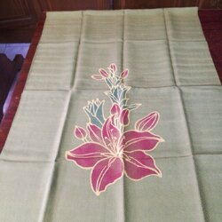 ผ้าคลุมไหล่ไหม มัดย้อม ลูกแก้ว บาติก ขนาด 60x200ซม. พิมพ์ลายบาติกเขียนเทียน พื้นสีครีม รหัส ZYE-NY0515663