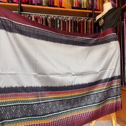 ซิ่น ผ้าไหมมัดหมี่ ทอยกดอกลูกแก้ว ขนาด 1x2เมตร ลายเชิงล่าง พื้นสีขาวเชิงม่วง รหัส L9A-MD-09066845