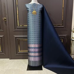 (ผ้าชุด)ผ้าไหมยกดอกลำพูน แยกกาบดิ้นเงิน ขนาด 1.03x4.46เมตร ลายบุษราคัมร้อยดวง พื้นสีน้ำเงิน รหัส N90-29-1112681