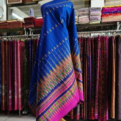 ซิ่น ผ้าไหมมัดหมี่ ไหมแท้ 3ตะกอ ลายทางด่วน เชิงล่าง ขนาด 1x2เมตร พื้นสีน้ำเงิน รหัส R2Q-NY-01306713