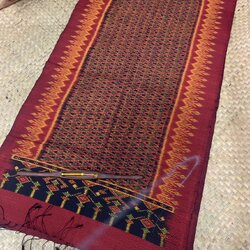 ผ้าคลุมไหล่ ผ้าไหมทอยกดอก ขนาด 60x200ซม.ลายมัดหมี่ มีหน้านางชายครุย พื้นสีแดง รหัส L5A-AA-04176716536