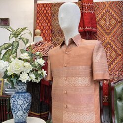 เสื้อสูทไหมแพรวา แขนสั้น พื้นสีส้ม สีโอรส ไซส์ M รหัส DR-BM-11296609141