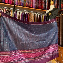 ซิ่น ผ้าไหมมัดหมี่ ทอยกดอกลูกแก้ว ขนาด 1x2เมตร ลายโฮล พื้นสีม่วง รหัส L9A-MD-09066824