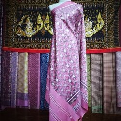 ซิ่น มัดหมี่ 3ตะกอ สีธรรมชาติ ขนาด 1x2เมตร ทอยกดอกเหยียบเหาะ พื้นสีม่วงอมชมพู รหัส M3P-NY0112661