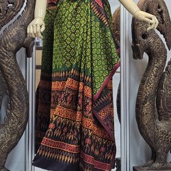 ผ้าไหมมัดหมี่ งานทอมือโบราณ 3ตะกอ ขนาด 1x2เมตร ลายดอกดาวเรือง ท้องผ้าสีเขียวเชิงดำ รหัส R2Q-TT-1003682