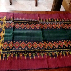 ผ้าคลุมไหล่ผ้าไหม ไหมแท้ 6ตะกอ ยกดอกลูกแก้ว มีหน้านาง ชายครุย ขนาด 60x200ซม. สีเขียว รหัส L5A-NY-062567111