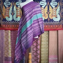 ผ้าคลุมไหล่ผ้าไหม ไหมแท้ 6ตะกอ ยกดอกลูกแก้ว มีหน้านาง ชายครุย ขนาด 60x200ซม. พื้นสีม่วงฟ้า รหัส L5A-NY-0119678