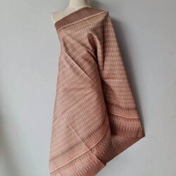 ซิ่น ผ้าไหมมัดหมี่ทอยกดอก สีธรรมชาติ ขนาด1x2เมตร ลายสร้อยดอกหมาก สีน้ำตาล รหัส L1-119-1021683