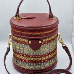 กระเป๋าถือ ผ้าไหมยกดอกลำพูน ขนาด 6×7×6นิ้ว สีแดงเลือดหมู รหัส GLA-29-B001