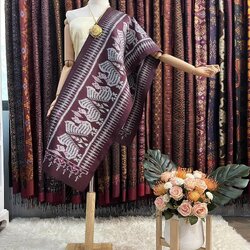 ผ้าพันคอไหม ผ้าไหมทอยกดอก 5ตะกอ ขนาด 35x190ซม.ลายไก่ มีหน้านางชายครุย สีน้ำตาล L4E-PS-042467173710