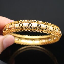 BL25126 กำไลเพชรฉลุลาย เพชรแท้ 22 เม็ด 1.10 กะรัต ทองแท้ 90% นน.รวม 20.8 กรัม เส้นผ่านศูนย์กลาง 5.3 ซม.